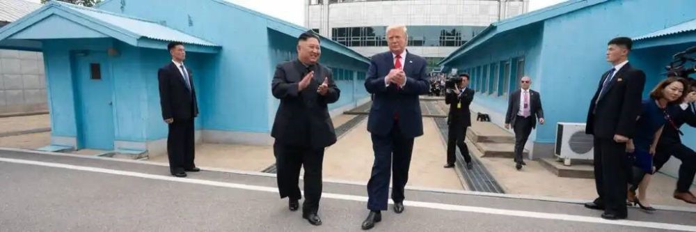 Лидеры КНДР Ким Чен Ын и США Дональд Трамп