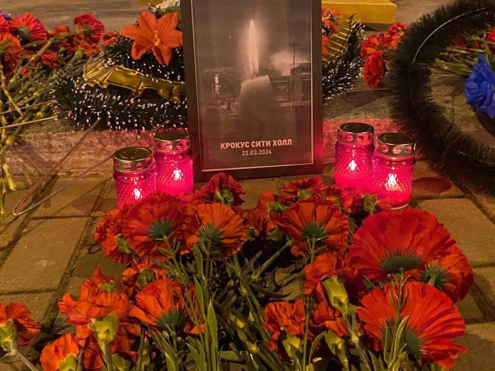 Накануне вечером жители Запорожской области зажгли свечи в память о погибших в «Крокус Сити Холл».