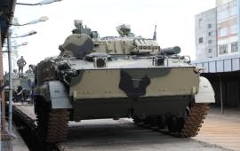 «Курганмашзавод» сообщает о передаче в войска очередной партии боевых машин пехоты БМП-3 и боевых машин десанта БМД-4. Они дополнительно оснащены комплектом «Накидка» и дополнительной защитой верхней полусферы и бортов