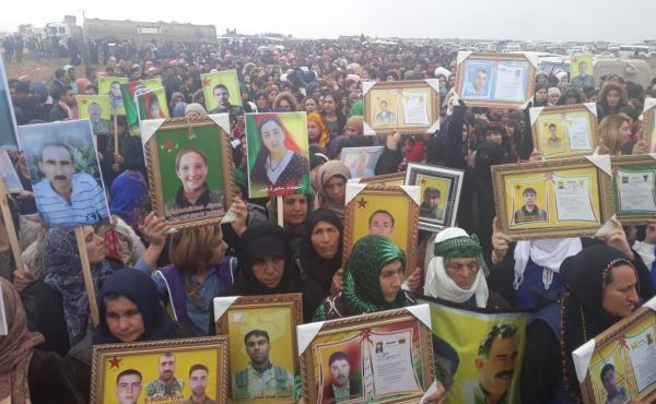 Курды с портретами погибших и заключённого в турецкой тюрьме А. Оджалана протестуют против решения Трампа вокруг одной из баз США в Рожаве
