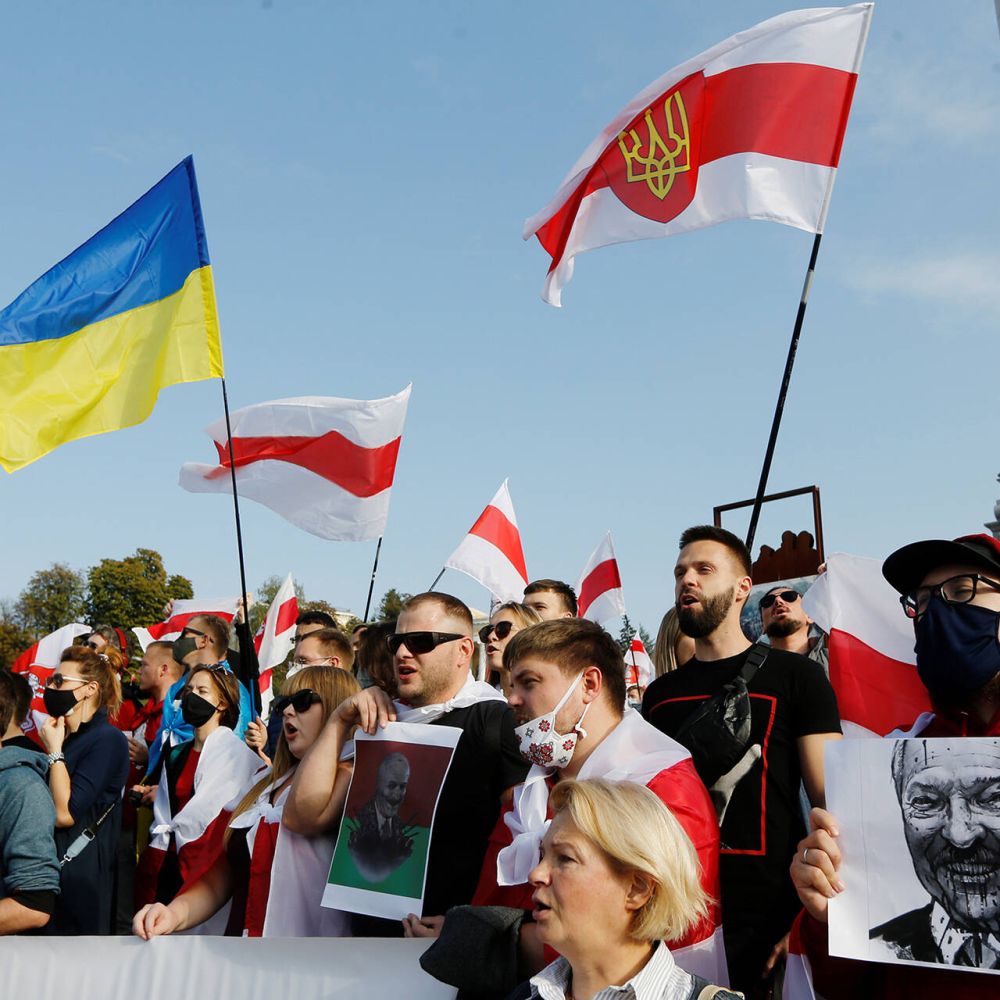 Митинг в Киеве: судя по знаменам, трезуб не прочь подчинить и Белоруссию