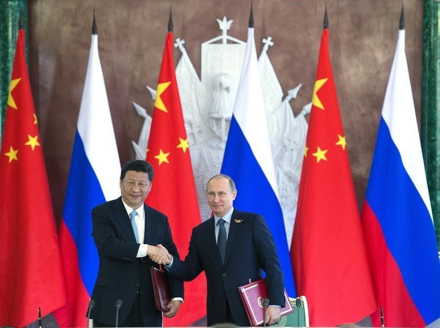 Си Цзиньпин и В. Путин в Москве принимают документы о сотрудничестве