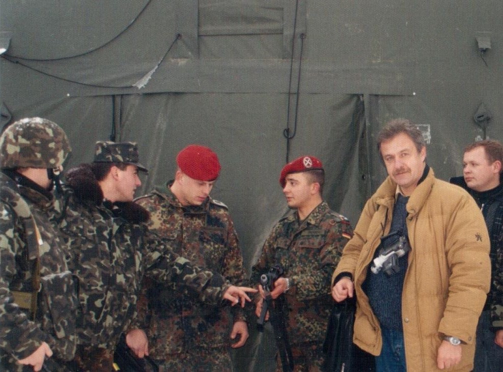 Автор материала общается с немецкими, польскими и украинскими военнослужащими в Косово в 2006 году
