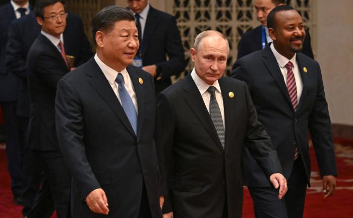 Си Цзиньпин и Владимир Путин на форуме в Пекине
