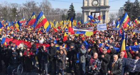 Чтобы поддержать «великорумынскую» демонстрацию, в Кишинёве появился бывший президент Румынии, ярый унионист Траян Бэсеску. «Молдова – часть Румынии, молдаване – румыны», – заявил он народу.