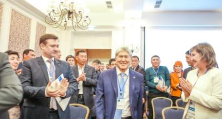 На прошедшем 31 марта закрытом съезде Социал-демократической партии Киргизии (СДПК) главой партии избрали Алмазбека Атамбаева, уходившего с поста президента после серии скандалов. 