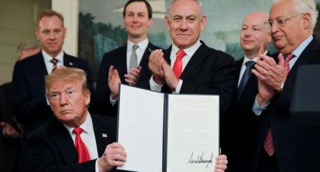 Под присмотром Биньямина Нетаньяху Трамп подписывает документ о признании израильского суверинитета над Голанскими высотами