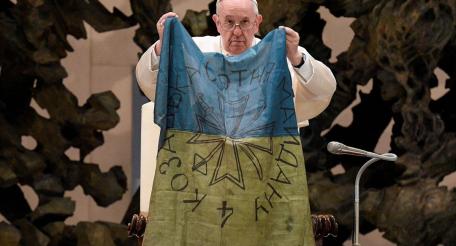 Папа Римский Франциск с флагом террористического полка укранских националистов Азов