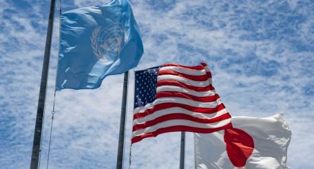 Флаги США, Японии и ООН