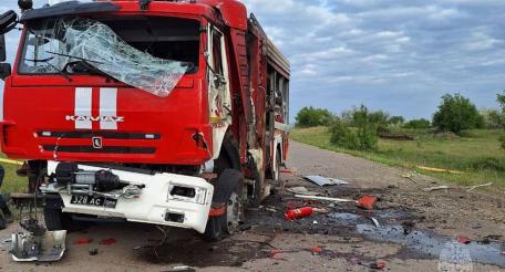 четыре сотрудника МЧС РФ пострадали из-за атаки беспилотника ВСУ в Горловке. Также повреждения получила пожарная автоцистерна