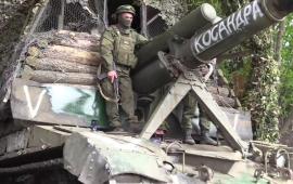 152-мм самоходная гаубица 2С19 Мста-С «Косандра» с походной избой группировки войск «Восток» на Южно-Донецком направлении