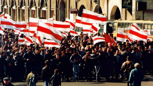 Сторонники БНР с бело-красно-белыми флагами