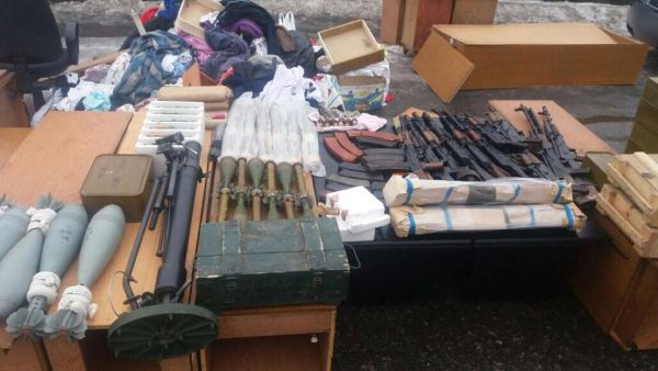 Оружие и боеприпасы в машине у задержанного СБУ в Донбассе генерала Рубана