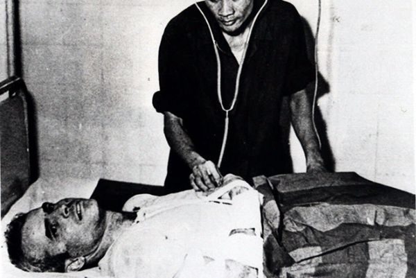 Сбитый лётчик, отъявленный русофоб Джон Маккейн в больнице после освобождения из вьетнамского плена