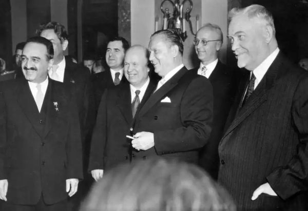 Белград, 26 мая 1955 года. Слева направо: Микоян, Хрущёв, Тито, Булганин