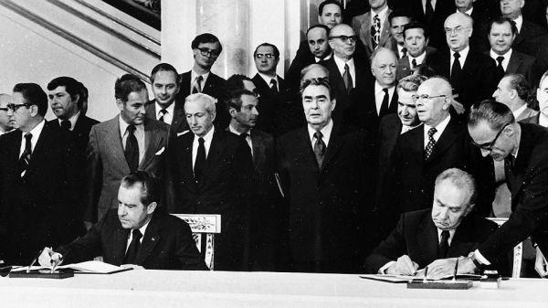 Москва, 26 мая 1972 года. Никсон и Косыгин подписывают «Основы взаимоотношений между СССР и США»