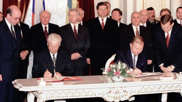 Борис Ельцин и Леонид Кучма подписывают Договор о дружбе, сотрудничестве и партнёрстве России и Украины, 1997 год
