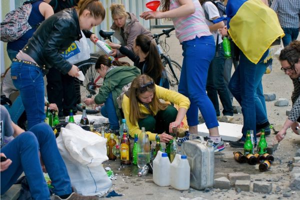 Одесса. 2 мая 2014 года. Женщины и девушки разливают по бутылкам зажигательную смесь