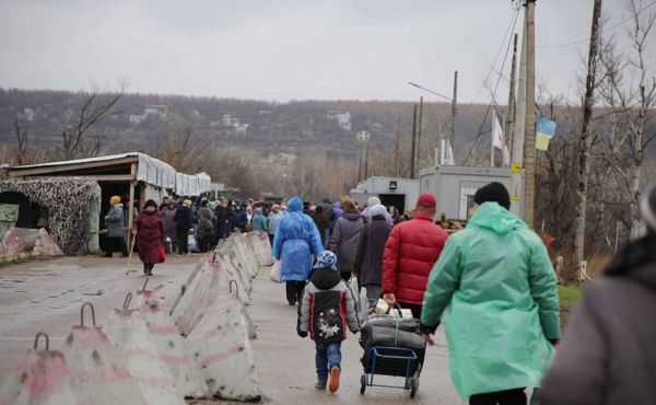 Очереди на КПП на линии разграничения в Донбассе