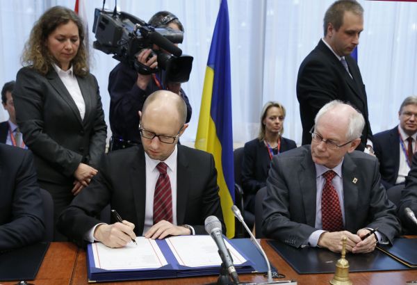 Бывший премьер-министр Украины Арсений Яценюк 21 марта 2014 года подписывает политическую часть соглашения об ассоциации с ЕС