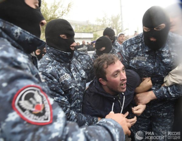 Полиция разгоняет участников «бархатной революции» в Армении
