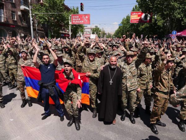 «Бархатная революция» в Армении. К уличным протестам 23 апреля присоединились военнослужащие из числа миротворцев