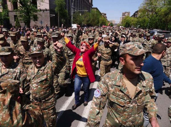 «Бархатная революция» в Армении. К уличным протестам 23 апреля присоединились военнослужащие из числа миротворцев