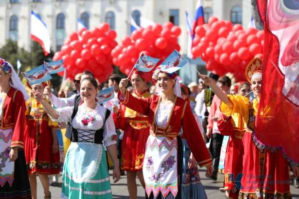 Первомайская демонстрация в Симферополе.