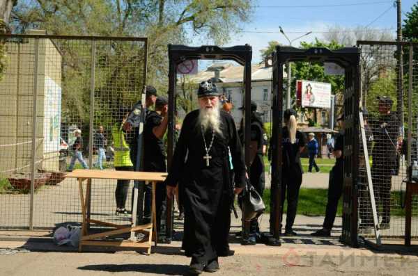 Одесситы несут цветы на Куликово поле, 2 мая 2014 года. Фото «Таймер».