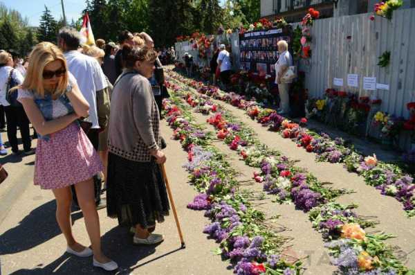 Одесситы несут цветы на Куликово поле, 2 мая 2014 года. Фото «Таймер».