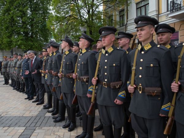 На новый День пограничника для украинского президента Порошенко собрали потешное войско