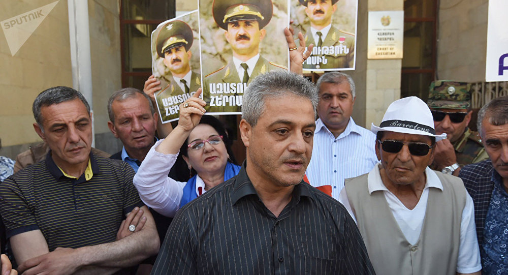 Ещё один протест собрал сторонников бывшего министра обороны Нагорного Карабаха Самвела Бабаяна, в ноябре 2017 года приговорённого судом к шести годам тюремного заключения – он признан виновным во ввозе на территорию Армении переносного зенитно-ракетного комплекса «Игла».