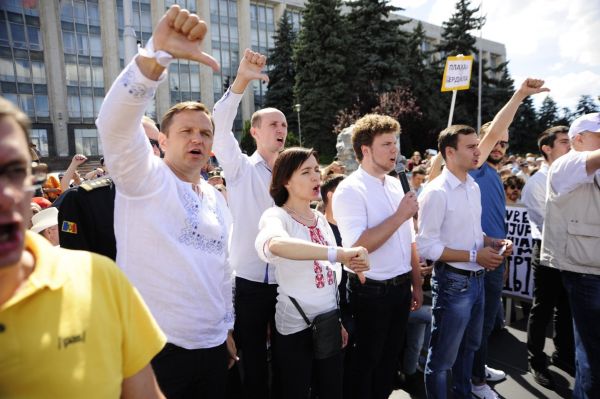 Андрей Нэстасе и Майя Санду обещают и дальше протестовать.