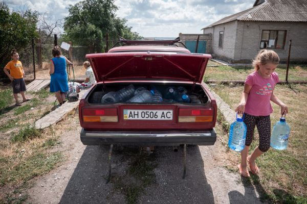 Посёлки Донбасса живут без воды, поля и море заминированы 