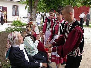 Гагаузы в национальной одежде