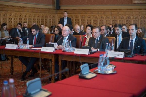 Посол США в Венгрии (в центре) Дэвид Корнштейн. Фото hu.usembassy.gov