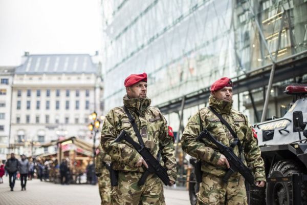 Рождественские ярмарки в Будапеште взяты под охрану армейских патрулей. kormany.hu