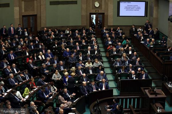 Январь 2018-го, польский Сейм обсуждает поправки к закону об Институте национальной памяти. Фото: wyborcza.pl