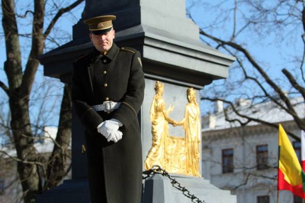 Литовский солдат у памятника Люблинской унии. Фото: polskatimes.pl