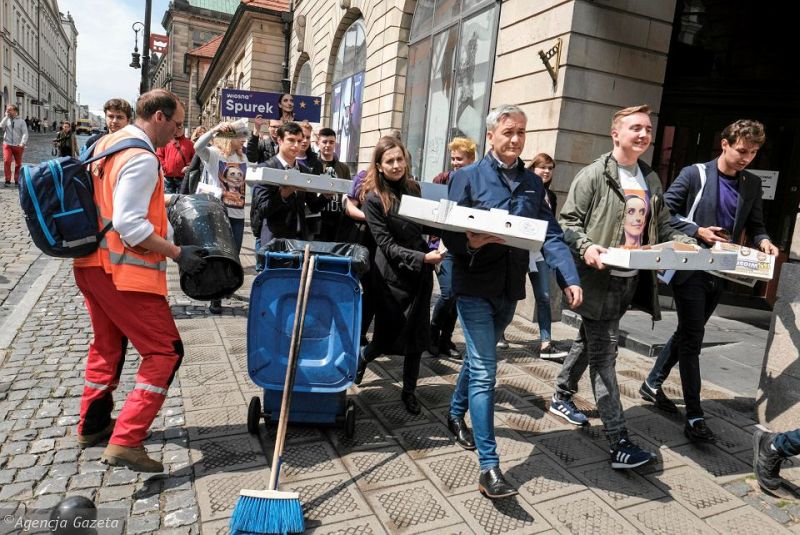 Роберт Бедронь (в центре) угощает жителей Познани. Фото: poznan.wyborcza.pl