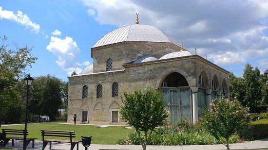 …в здании, стилизованном под мечеть