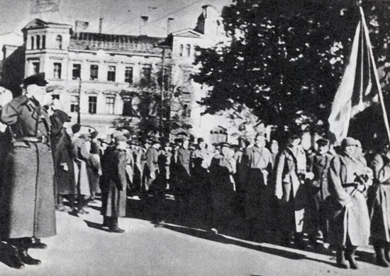 Бойцы Ордена Суворова 130-го Латышского стрелкового корпуса проходят по улицам Риги