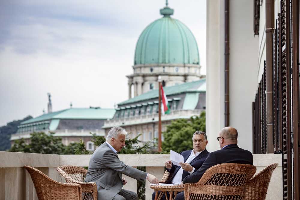 Встреча в Будапеште. Слева направо: Жолт Шемьен, Виктор Орбан и Ласло Брензович.