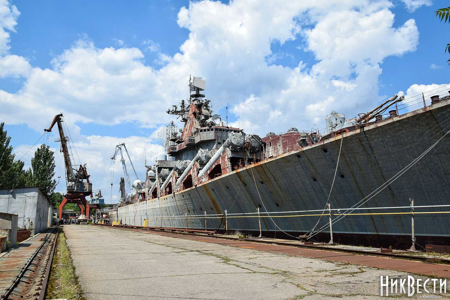 Корпус ракетного крейсера «Украина» у стенки Николаевского завода. Июль 2019 г.