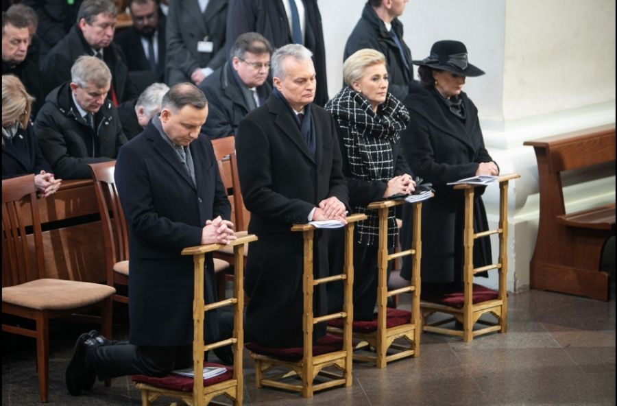 Президенты и первые леди Польши и Литвы стран на траурной мессе в Вильнюсе.