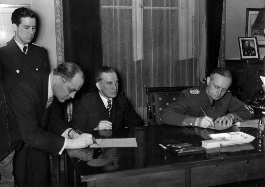 Министры иностранных дел Литвы и Германии Ю.Урбшис и И. фон Риббентроп подписывают в Берлине пакт 22 марта 1939 года.