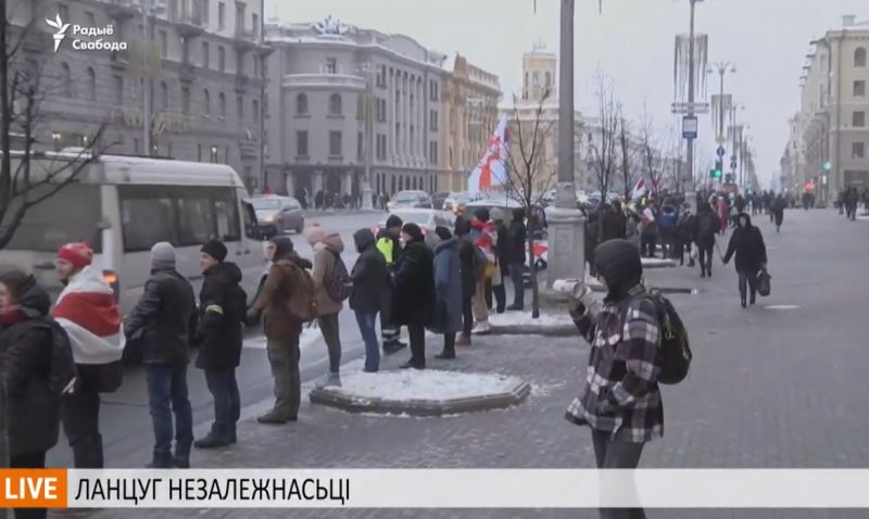 «Ланцуг незалежнасьці» продержался полчаса и не собрал и сотни «звеньев»