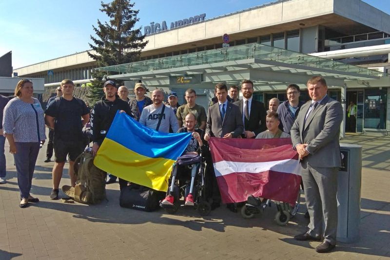 Встреча украинских инвалидов-колясочников в международном аэропорту Riga. Фото rus.uatv.ua