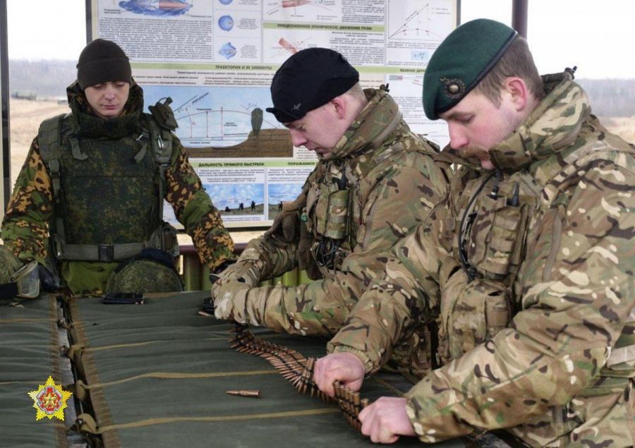 Британская морская пехота тренируется на белорусском полигоне.