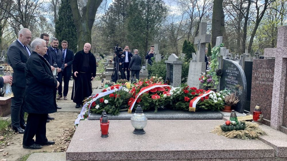 Ярослав Качиньский у могил жертв катастрофы